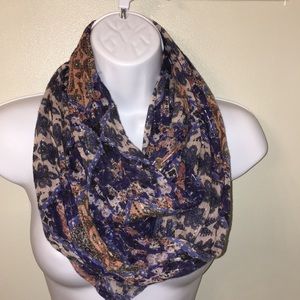 Light infinity scarf with metallic threads